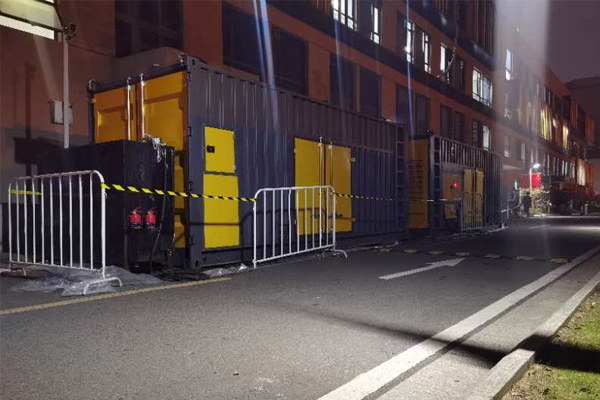 石河镇柴油发电机组的输出电压是如何调节的？